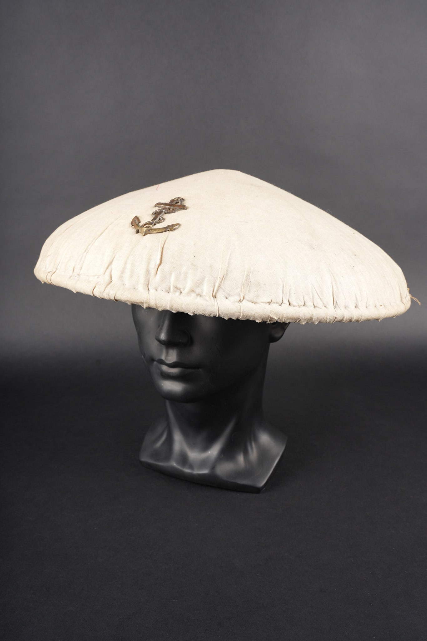 Salako d officier indigene. Indigenous officer’s salacco.: Salako d officier indigene. Salako confectionne en paille tressee, coiffe composee d un bandeau de cuir fauve retenue par quatre pattes du meme cuir. Coiffe recouverte d une fine toile de lin ecrue