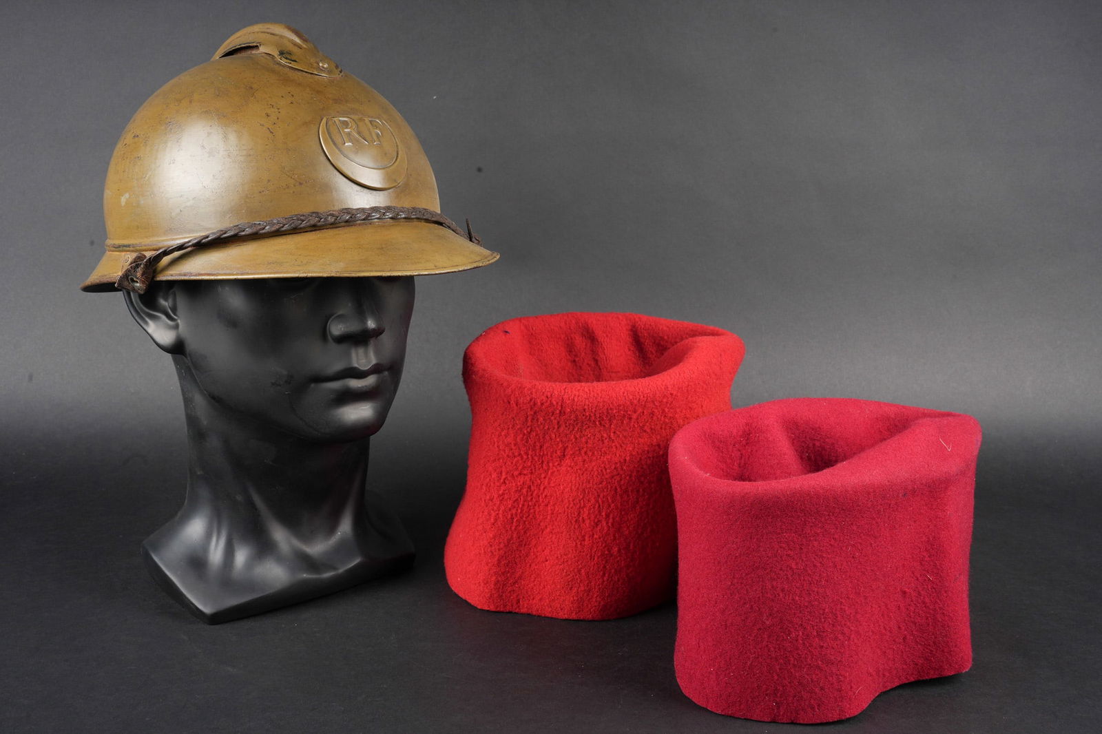 Ensemble de coiffures troupes d Afrique. Army of Africa headdress grouping.: Ensemble de coiffures troupes d Afrique. Comprenant un casque Adrian modele 1915, peinture bleu horizon recouverte d une peinture moutarde posterieure. Attribut des troupes d Afrique posterieure.