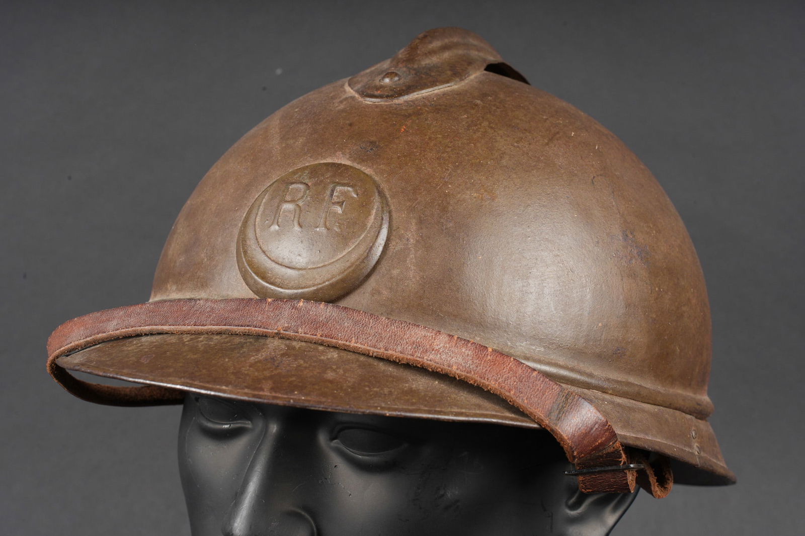 Casque Adrian 1915 troupes d Afrique. Adrian helmet Model 1915, Army of Africa.: Casque Adrian 1915 troupes d Afrique. Casque modele 1915 en peinture moutarde reconditionnee en kaki, attribut modele 1937 des troupes d Afrique. Coiffe du second type en cuir fauve, bandeau en laine