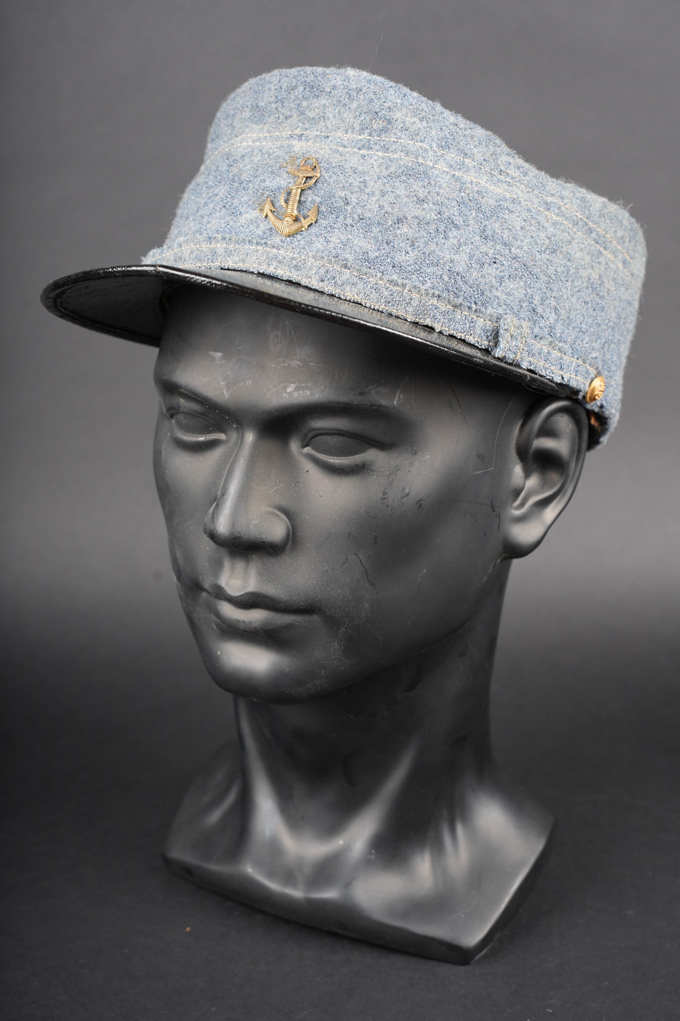 Kepi du commerce troupes coloniales. Private-purchase Colonial troops kepi.: Kepi du commerce troupes coloniale. Confectionne en drap bleu horizon troupe, fausse jugulaire en drap bleu horizon retenue par deux boutons de l infanterie coloniale. Plateau presentant une