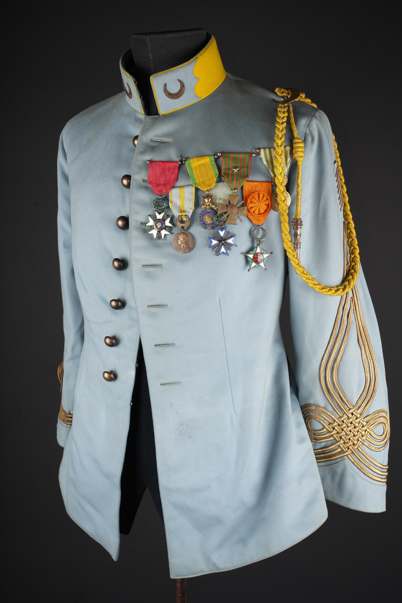 Tunique de capitaine tirailleur algerien. Algerian Tirailleur captain’s tunic.: Tunique de capitaine tirailleur algerien. Tunique d officier confectionnee en drap bleu de ciel clair, col jonquille, pattes de col brodees cannetilles portant le croissant des tirailleurs. Grades de