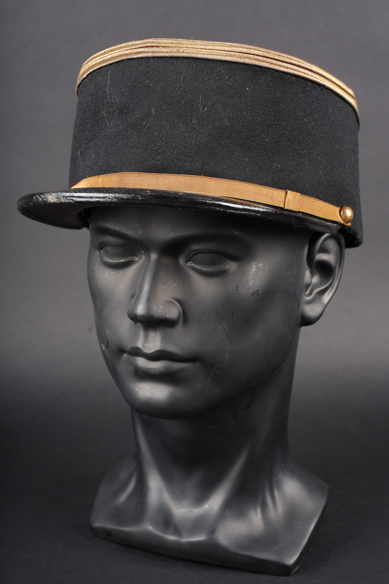 Kepi de lieutenant zouave. Zouave lieutenant’s kepi.: Kepi de lieutenant zouave. Confectionne en drap noir, plateau en drap garance, galons de lieutenant cousus d origine. Fausse jugulaire doree retenue par deux boutons lisses et dores. Visiere en cuir,