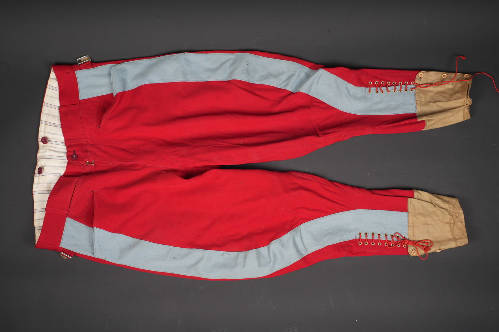 Culotte d officier tirailleur. Tirailleur officer’s breeches.: Culotte d officier tirailleur. En drap peigne garance, larges bandes laterales de 6,5cm en drap bleu ciel, le bas des jambes possede une piece de tissu marron et se ferme a l aide de lacets et de