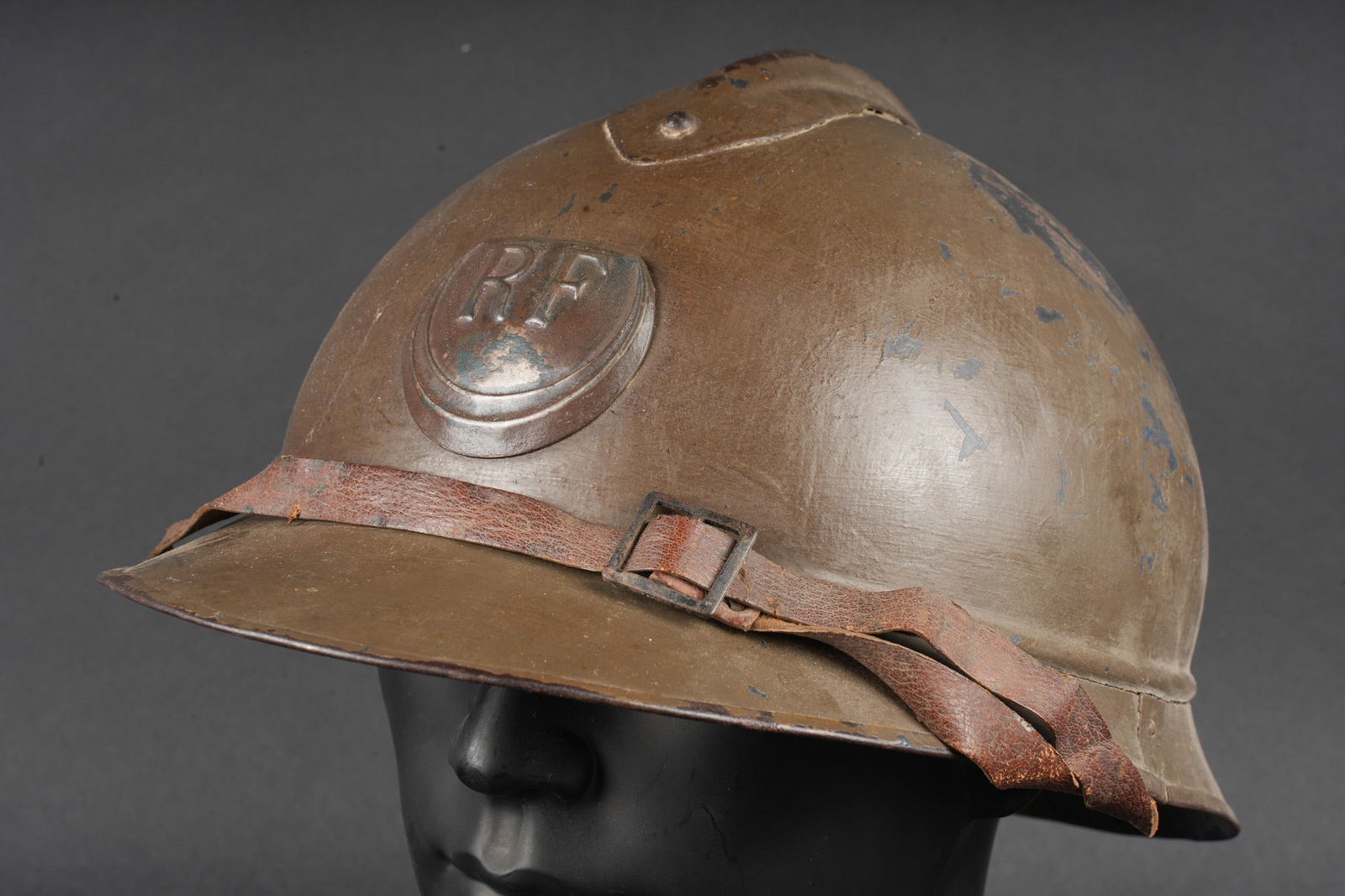 Casque Adrian troupes d Afrique. Adrian helmet, Army of Africa.: Casque Adrian troupes d Afrique. Casque modele 1915, peinture bleu horizon d usine recouverte d une peinture kaki clair des annees 1930, attribut des troupes d Afrique modele 1915 possedant sous la