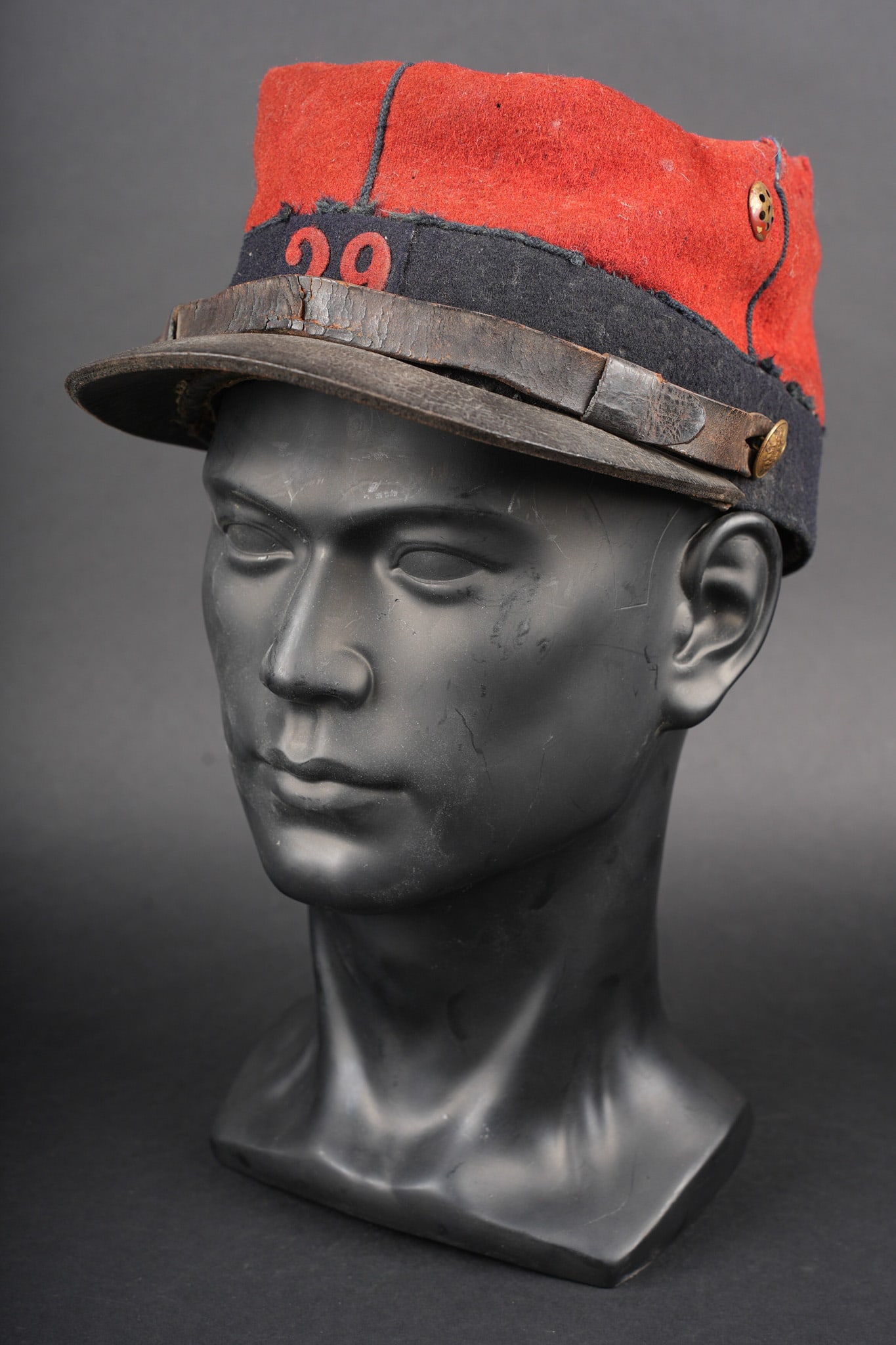 Kepi 1884 29eme de ligne. Kepi, Model 1884, 29th Line Infantry Regiment: Kepi 1884 29eme de ligne. Kepi reglementaire confectionne en drap garance et bleu fonce pour le bandeau, passepoil bleu, chiffre 29 en drap garance cousu sur une piece de drap bleu fonce et collee au