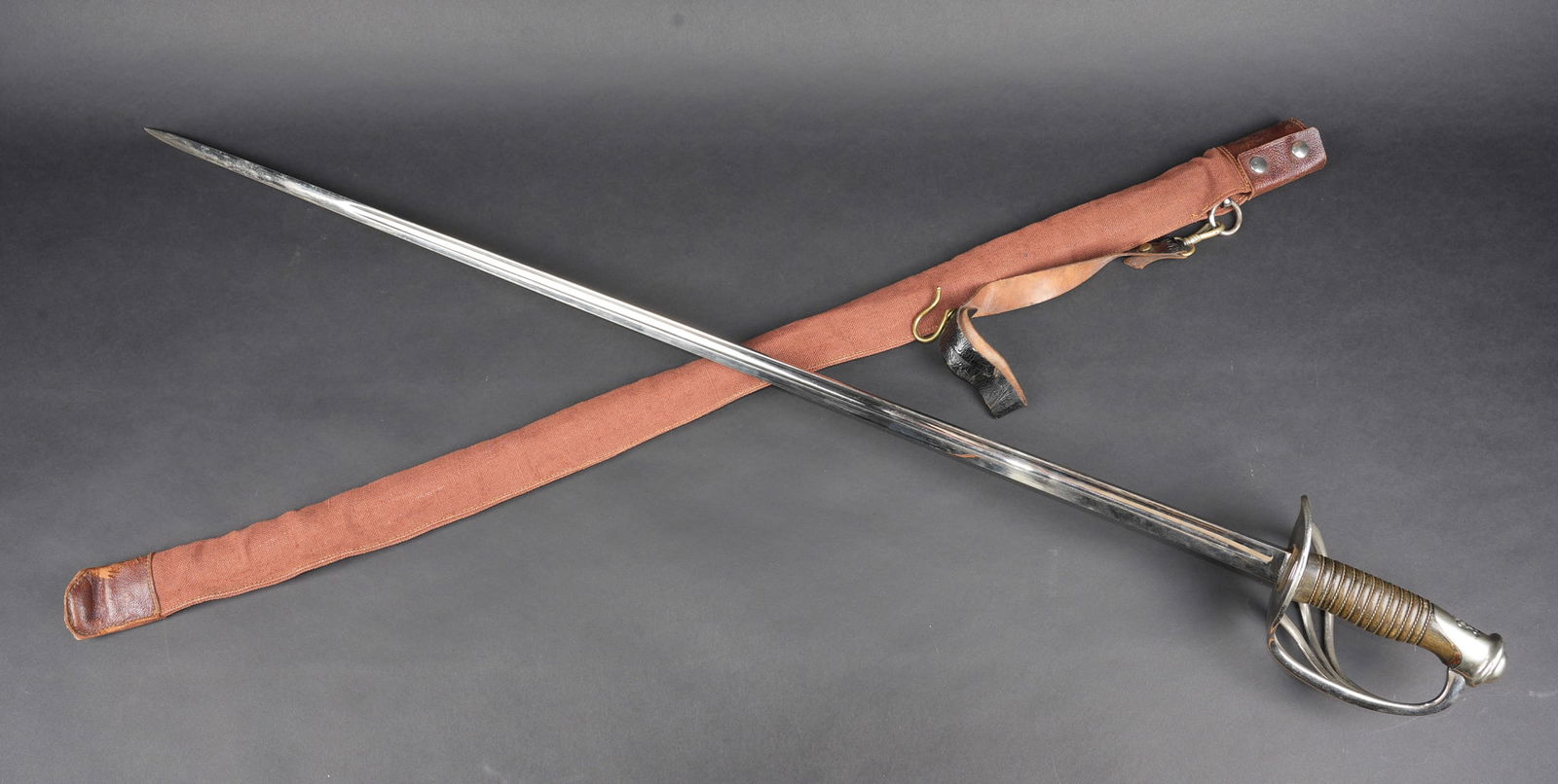 Sabre d officier d infanterie modele fantaisie Petitfils 1883. Infantry Officer’s Presentation: Sabre d officier d infanterie modele fantaisie Petitfils 1883. Tres joli sabre d officier d infanterie, modele du fourbisseur V. Petitfils marque 1883 sur le dos de la lame, ce marquage permet de le d