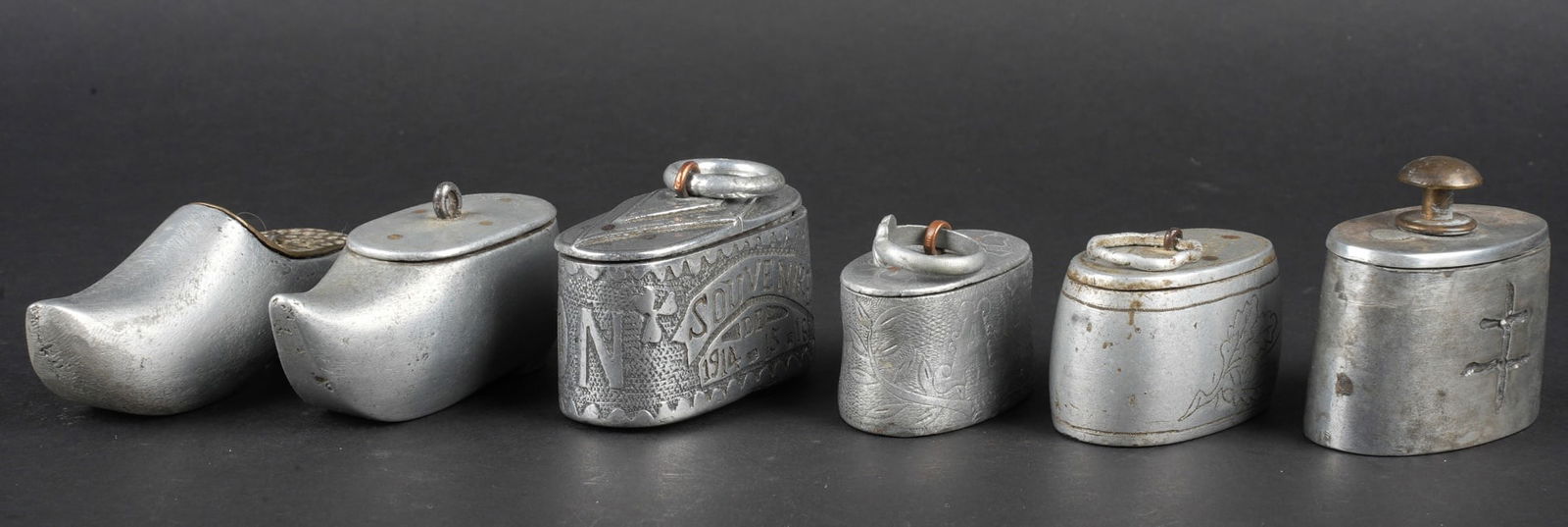 Lot artisanat de tranchees tabatieres. Lot of trench-art tobacco boxes: Lot artisanat de tranchees tabatieres. Comprenant une marque J.Viallon Souvenir 14, 15, 16. Une marquee Souvenir 14, 15, 16 avec une bague sur le couvercle. Une Isere 1916. Une Souvenir du