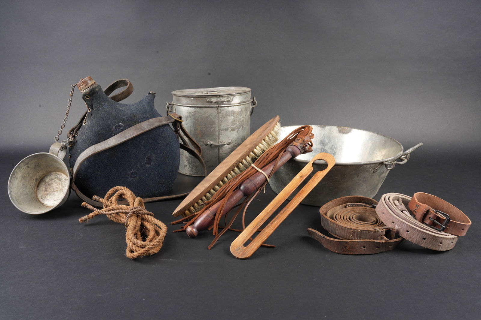 Ensemble d equipements. Equipment set: Ensemble d equipements. Comprenant un boutheon individuel en fer etame avec son plat et son couvercle d origine. On y joint une patience, une brosse matriculee et un martinet matricule. Un plat a quat