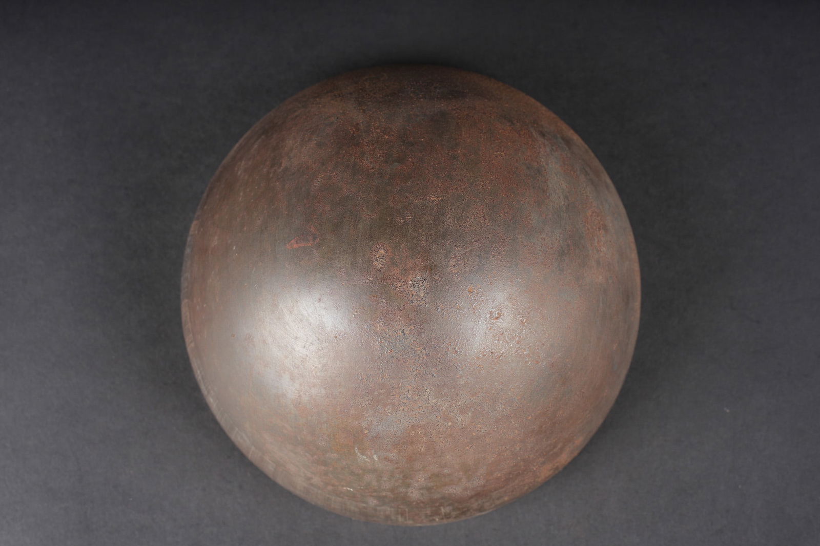 Cerveliere. Skull cap (cerveliere): Cerveliere. Cerveliere de protection fabriquee en tole d acier, l exterieur presente des restes d peinture bleu gris. Quelques traces de corrosion, deux petits trous realises pour recevoir une