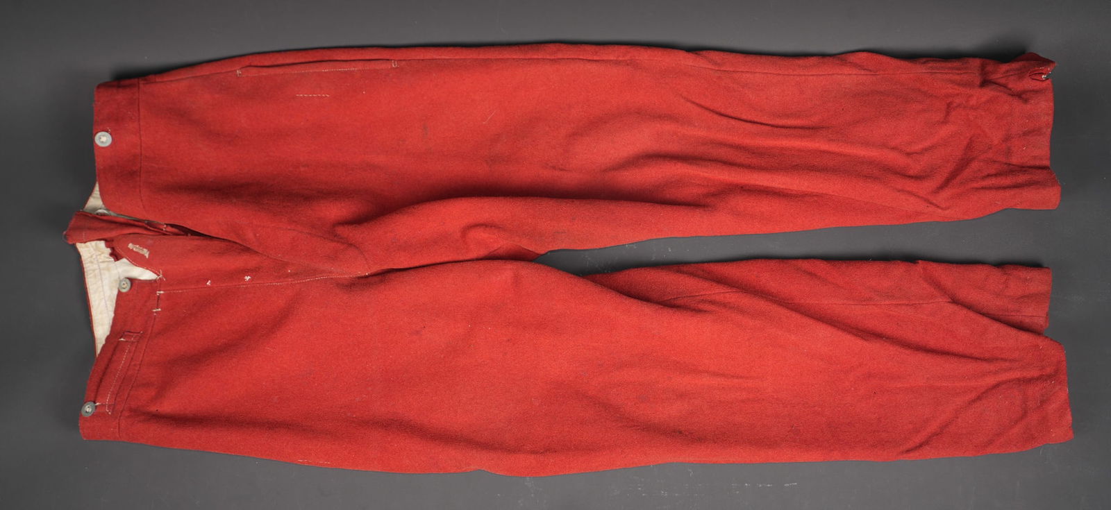 Pantalon 1867 troupe. Other ranks’ trousers, Model 1867: Pantalon 1867 troupe. En drap garance possedant encore ses pattes a l interieur des poches, martingale presente. Se fermant par cinq boutons dont un seul est present. Doublure en coton ecru portant