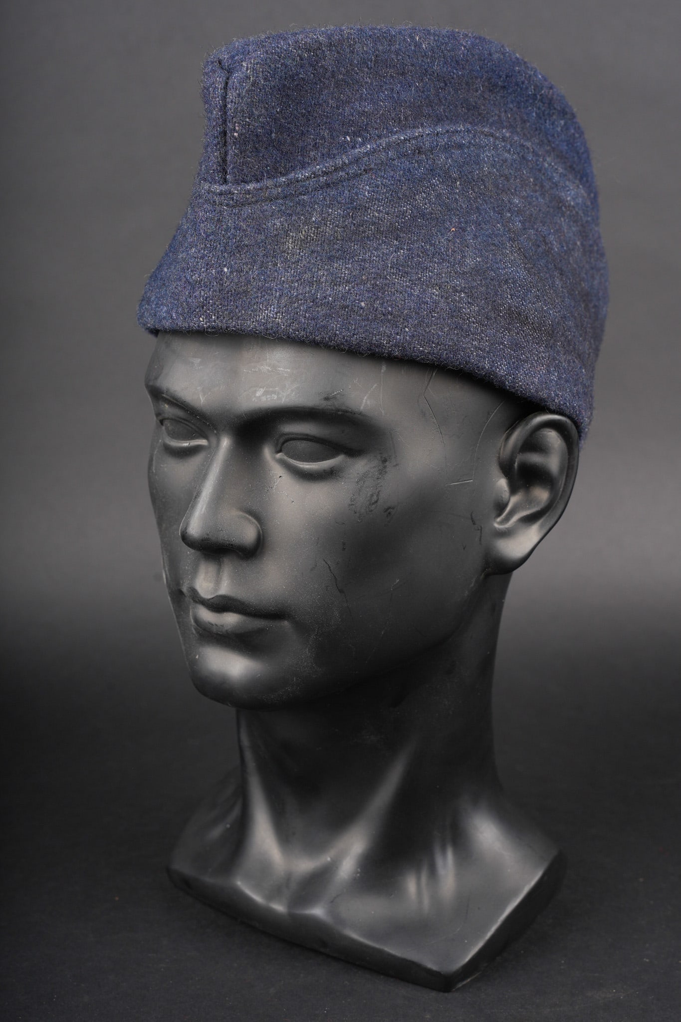 Bonnet de police 1891 troupe. Other ranks’ forage cap, Model 1891: Bonnet de police 1891 troupe. Bonnet en drap gris de fer bleute, deux petits crochets lateraux, bandeau en lin de recuperation portant le marquage du 140eme de ligne ainsi qu un tampon de reception