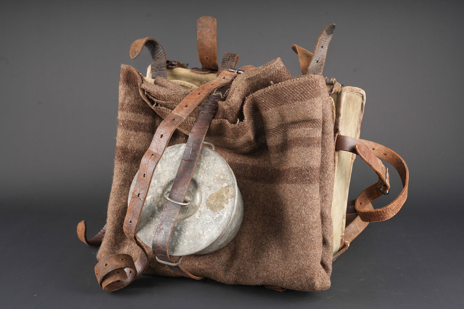 As de carreau 1893. Ace of diamonds, Model 1893: As de carreau 1893. En toile kaki, bretelles en cuir d origine matriculees, toutes les sangles sont presentes. La doublure du sac porte un tampon de reception de 1918, cadre en bois probablement