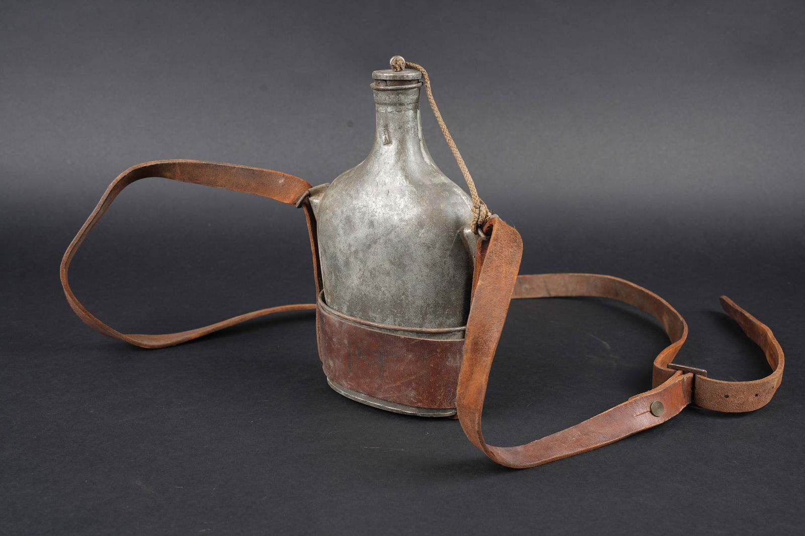 Bidon de cavalerie 1884. Cavalry water bottle, Model 1884: Bidon de cavalerie 1884. Fabrique en fer etame, avec son quart d origine et son harnais de portage en cuir. Cordelette du bouchon remplacee, modele sans housse. Cavalry water bottle Model 1884.