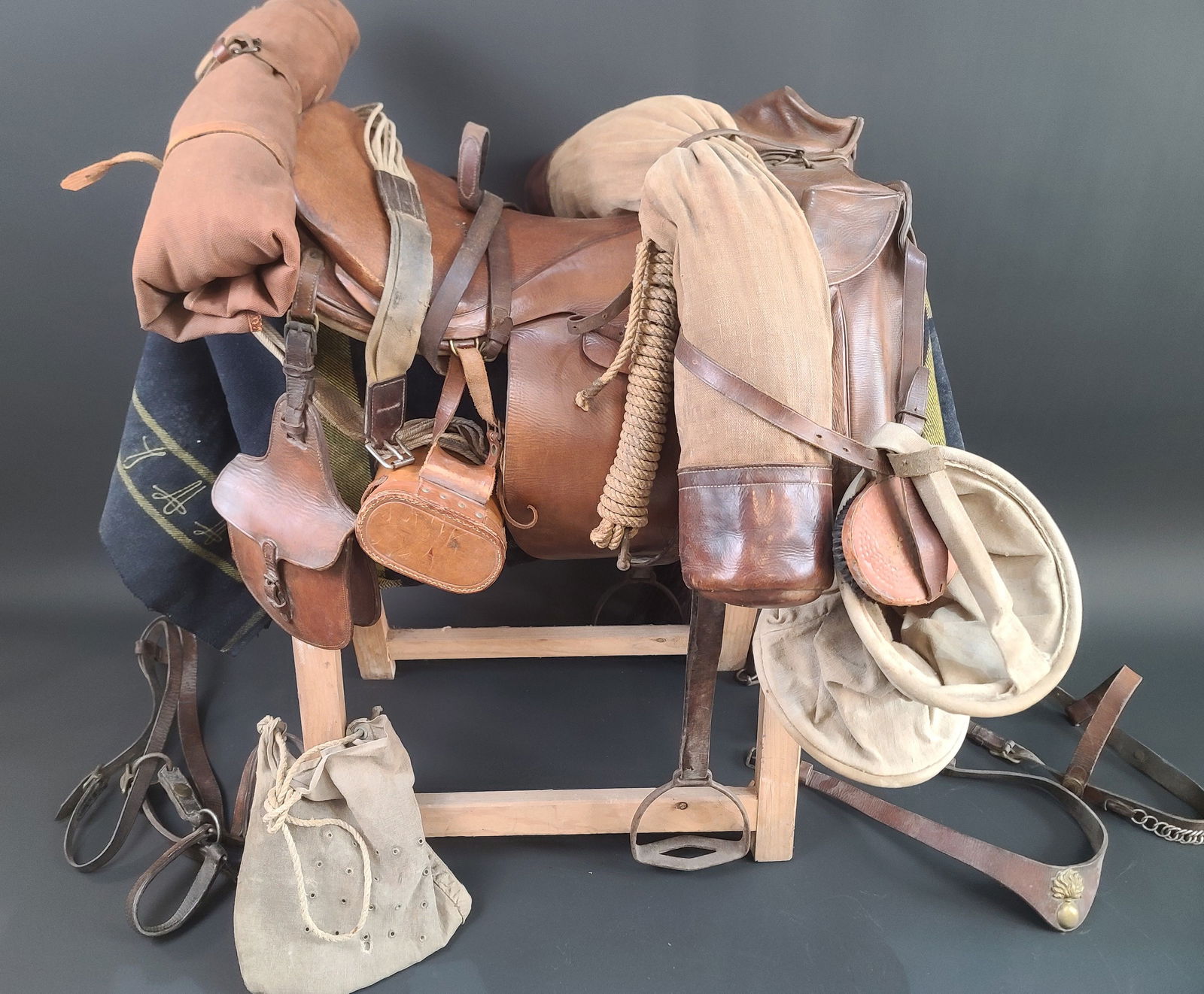 Selle d officier francais avec son equipement complet. French officer’s saddle with complete: Selle d officier francais avec son equipement complet. Belle selle d officier en cuir fauve, plaque nominative au nom de Bard Albert. Une reparation de l assise. Avec etrivieres et etriers, sous ventr