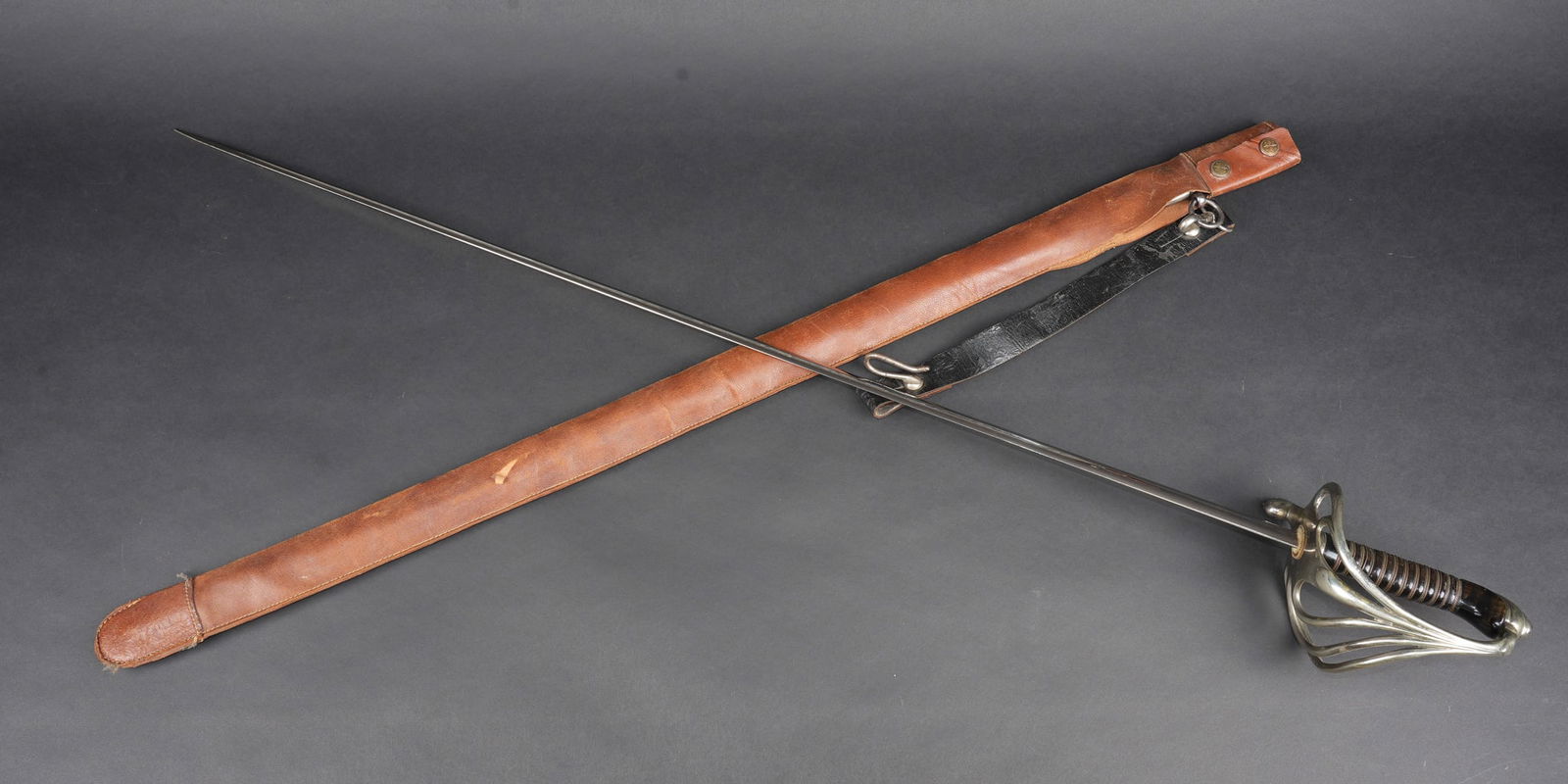 Sabre d officier d infanterie a contre-garde sur le modele 1882. Infantry Officer’s Sabre with: Sabre d officier d infanterie a contre-garde sur le modele 1882. Joli sabre a monture en metal blanc, garde a 3 branches rejoignant l arc de jointure, avec une branche en contre-garde et œillet de