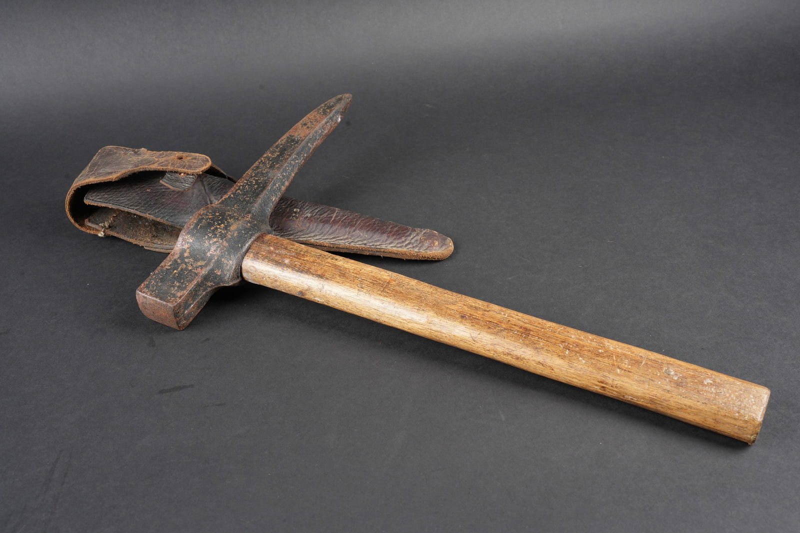 Piochon reglementaire. Entrenching pickaxe, regulation pattern (1 of 4)