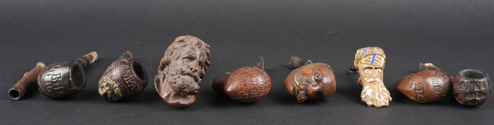 Lot artisanat de tranchees pipes. Lot of trench-art pipes: Lot artisanat de tranchees pipes. Comprenant huit pipes en bois gravees, une Vosges Belgique 1914 1915 1916, une Souvenir 1917, une Gloire Louis 1916, une Campagne 1914 1915 Champgnoux 1915