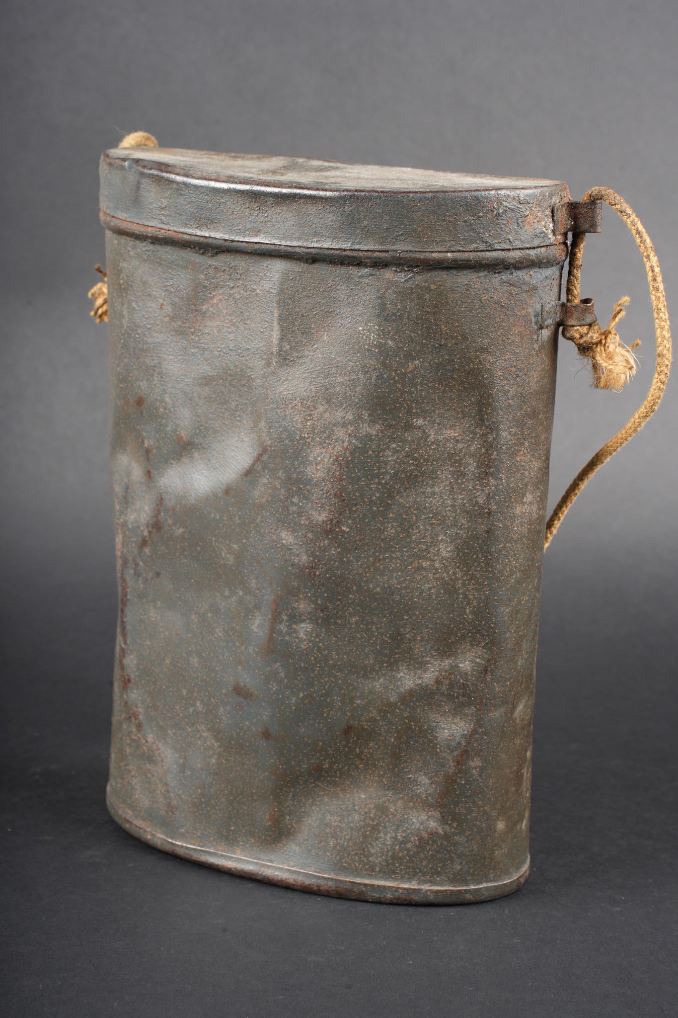 Boite masque anti gaz M2. M2 gas mask container (1 of 7)