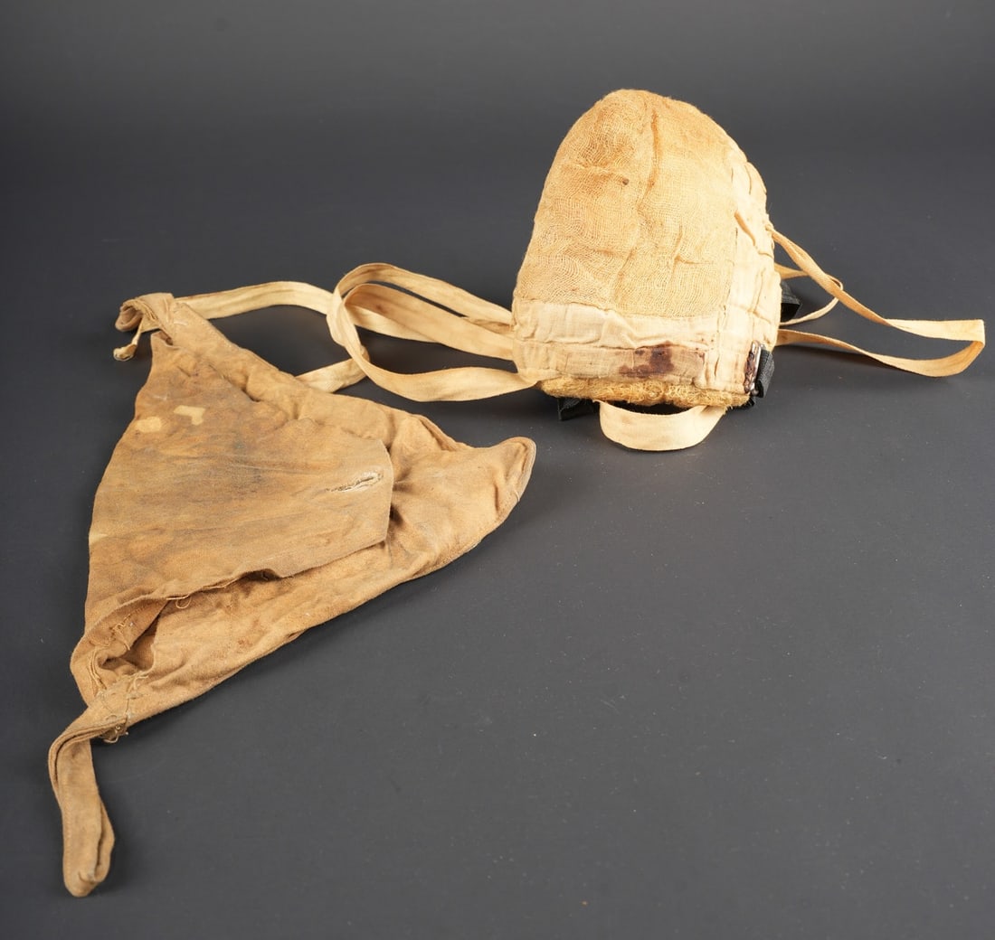 Tampon T anti-gaz avec sa sacoche. Anti-gas T tampon with carrying pouch: Tampon T anti-gaz avec sa sacoche. Tampon T du 1er type constitue d une compresse cousue en cornet avec harnais de rubans, casse et repare, avec ses lacets et un elastique noir, ce dernier sec, cassan