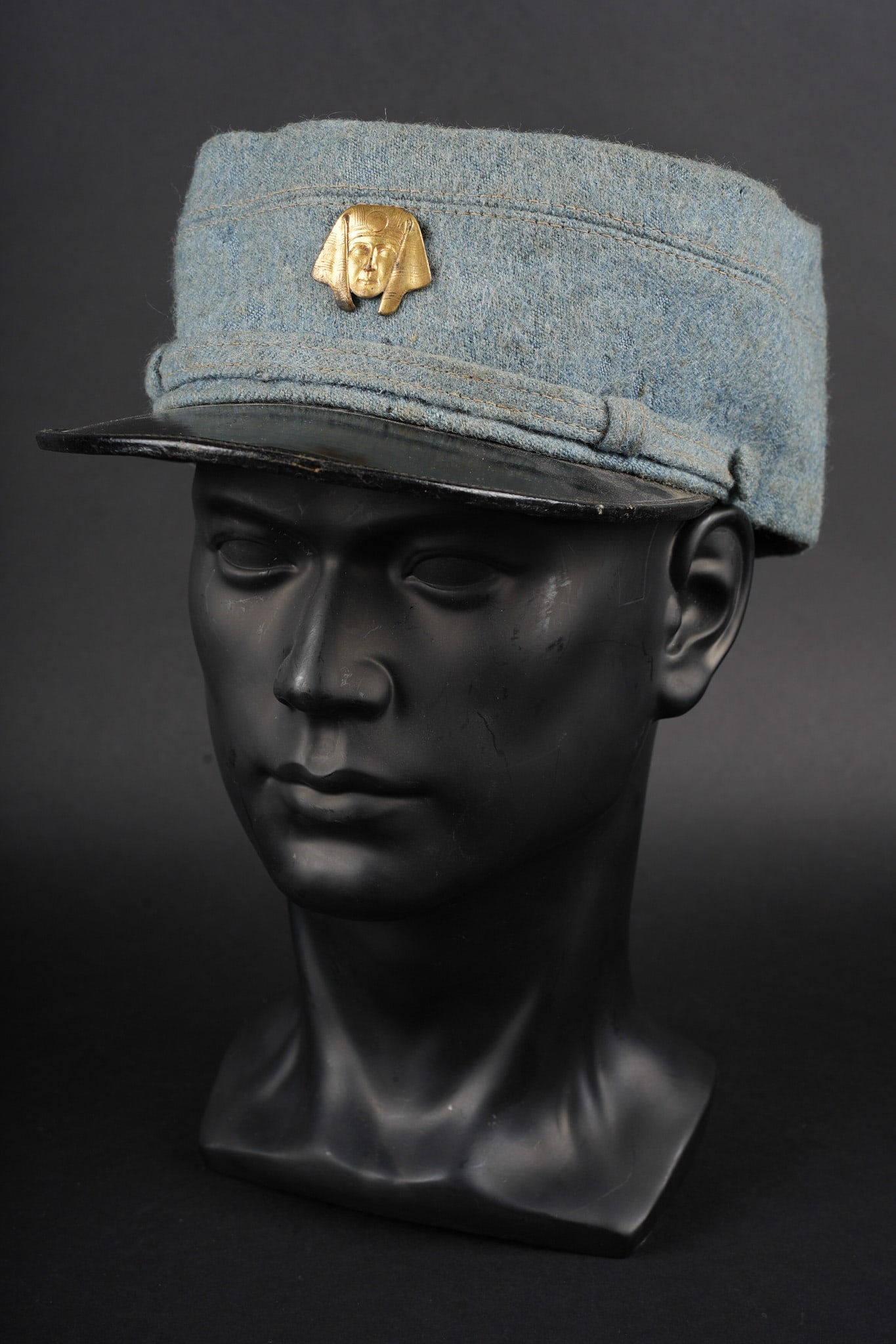 Kepi d interprete militaire. Military interpreter’s kepi: Kepi d interprete militaire. Kepi modele 1915 de fabrication tailleur, entierement fabrique en drap bleu horizon, fausse jugulaire en drap bleu horizon egalement retenu par deux boutons recouverts du