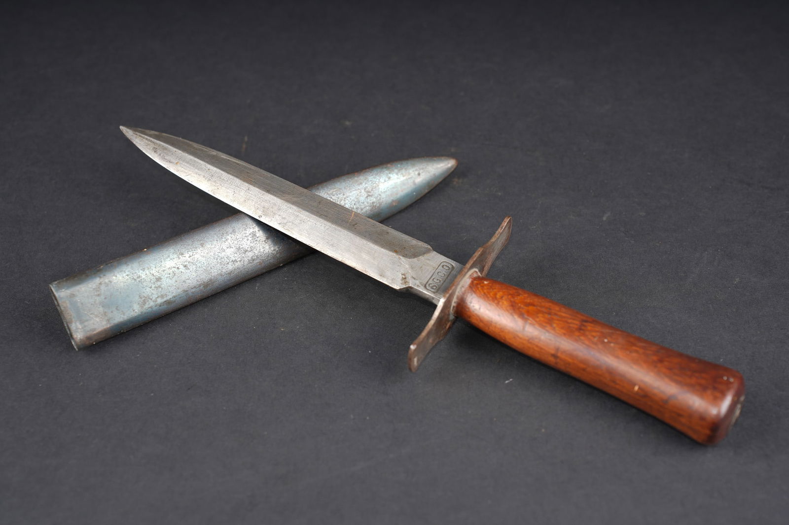 Poignard francais Le Vengeur. French dagger Le Vengeur: Poignard francais Le Vengeur. Beau poignard de combat du fabricant S.G.C.O. , societe generale de coutellerie et d’orfevrerie de Thiers. Belle lame, poignee bois en bel etat. Dans son fourreau avec