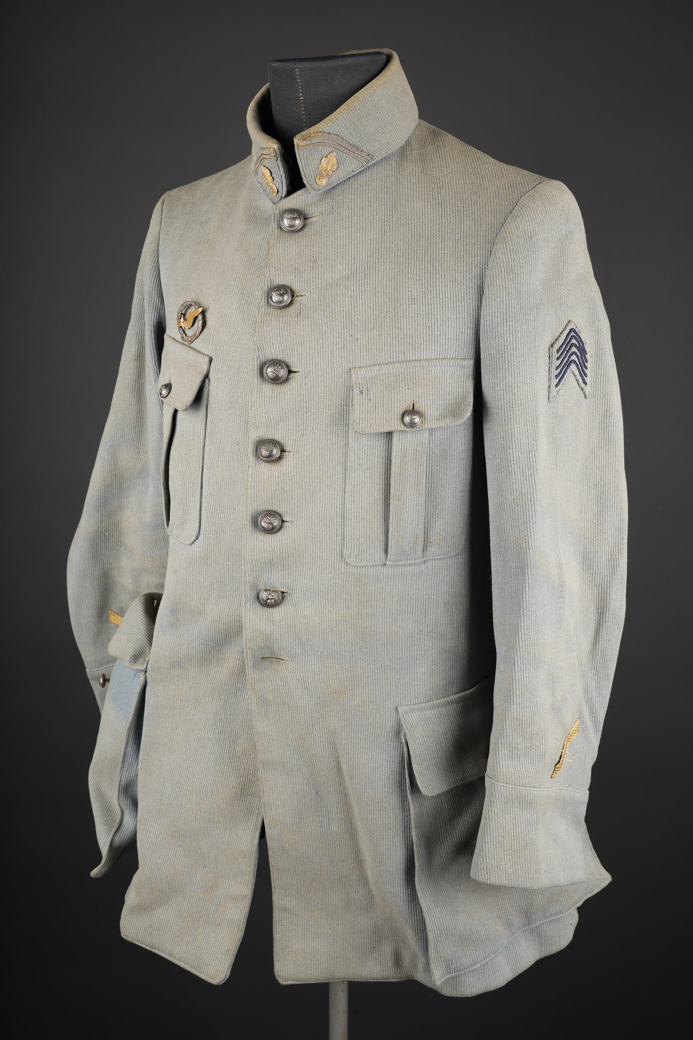 Ensemble velours bleu horizon. Horizon-blue velvet set: Ensemble velours bleu horizon. Comprenant une vareuse quatre poches confectionnee en velours bleu horizon et se fermant par sept boutons aux armes de l infanterie. Les pattes de col portent des