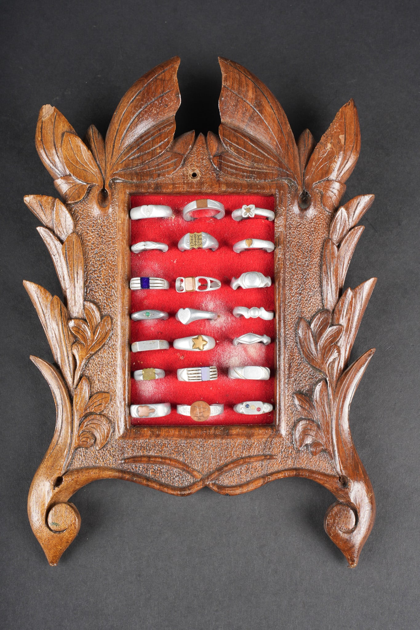 Lot de bagues artisanat de tranchees. Lot of trench-art rings: Lot de bagues artisanat de tranchees. Comprenant 21 bagues principalement en aluminium, trois portant des initiales, plusieurs portant divers symboles tels que le cœur, l etoile, le trefle et une