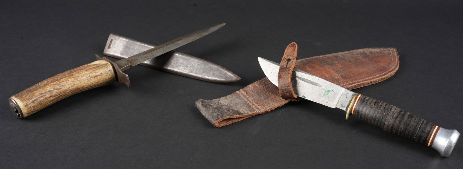 Poignard Vengeur. Vengeur dagger: Poignard Vengeur. Un poignard Le Vengeur dont la poignee a ete remplacee par un bois de cerf, lame a double tranchant portant le marquage Pataud a Thiers, garde ne presentant pas de jeu. Fourreau en