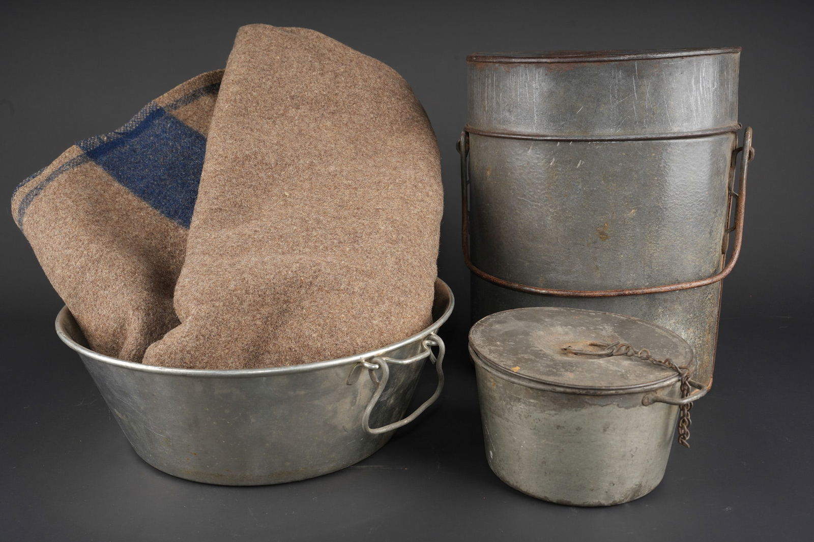 Ensemble d equipements. Equipment set: Ensemble d equipements. Comprenant une couverture de campement (dimensions 210x140cm), ancre de marine a chaque coin ainsi que le matricule 6549, importante reparation au milieu et divers accrocs. Un