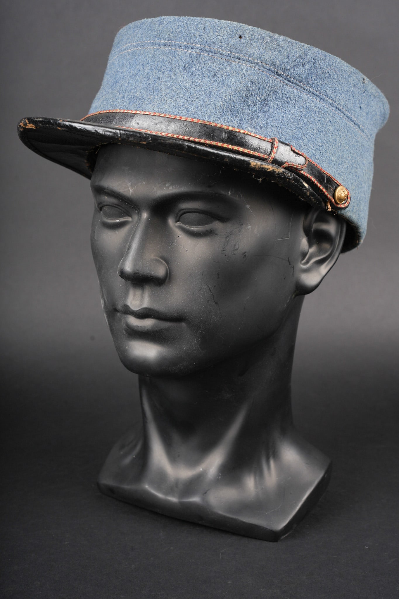 Kepi du commerce bleu horizon. Private-purchase horizon-blue kepi: Kepi du commerce bleu horizon. Realise en drap bleu horizon d officier, fausse jugulaire en cuir laque avec le passepoil d adjudant et retenue par deux petits boutons d infanterie. Visiere en cuir