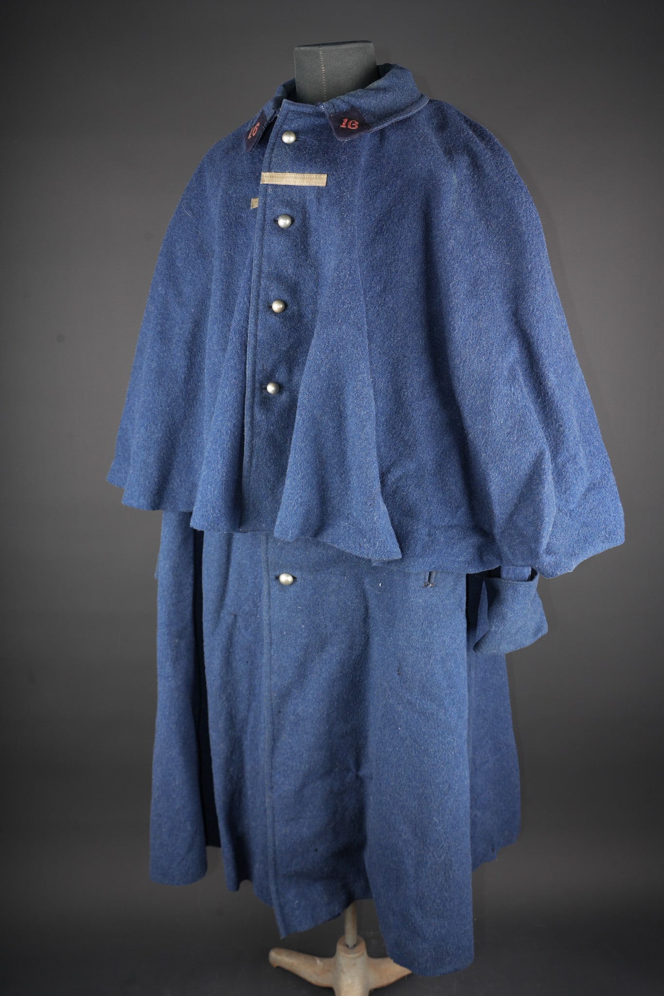 Manteau a rotonde 16eme train. Greatcoat with rotonde, 16th Train Battalion: Manteau a rotonde 16eme train. Confectionne en drap gris de fer bleute et se fermant par six boutons argentes lisses. L integralite de la doublure a ete supprimee sauf au niveau des deux poches