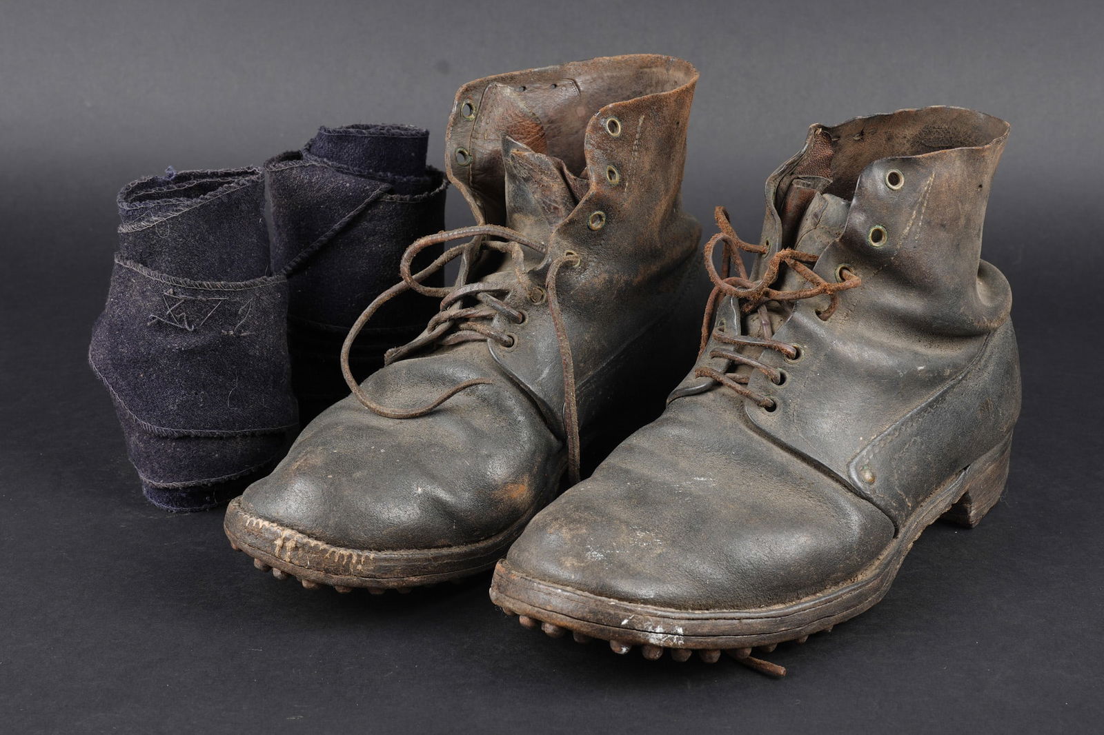 Paire de brodequins 1917. Pair of ankle boots, 1917 pattern (1 of 10)