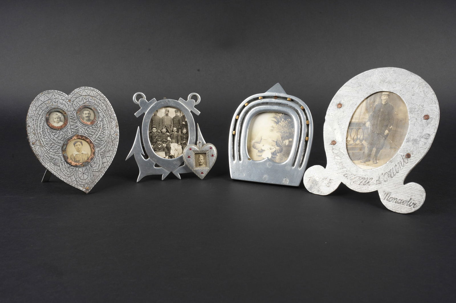 Lot artisanat de tranchees. Lot of trench art: Lot artisanat de tranchees . Comprenant un cadre en forme de cœur contenant les photos du poilu, de sa femme et de sa fille. Un cadre entierement grave et marque Campagne d Orient 1918 Monastir avec