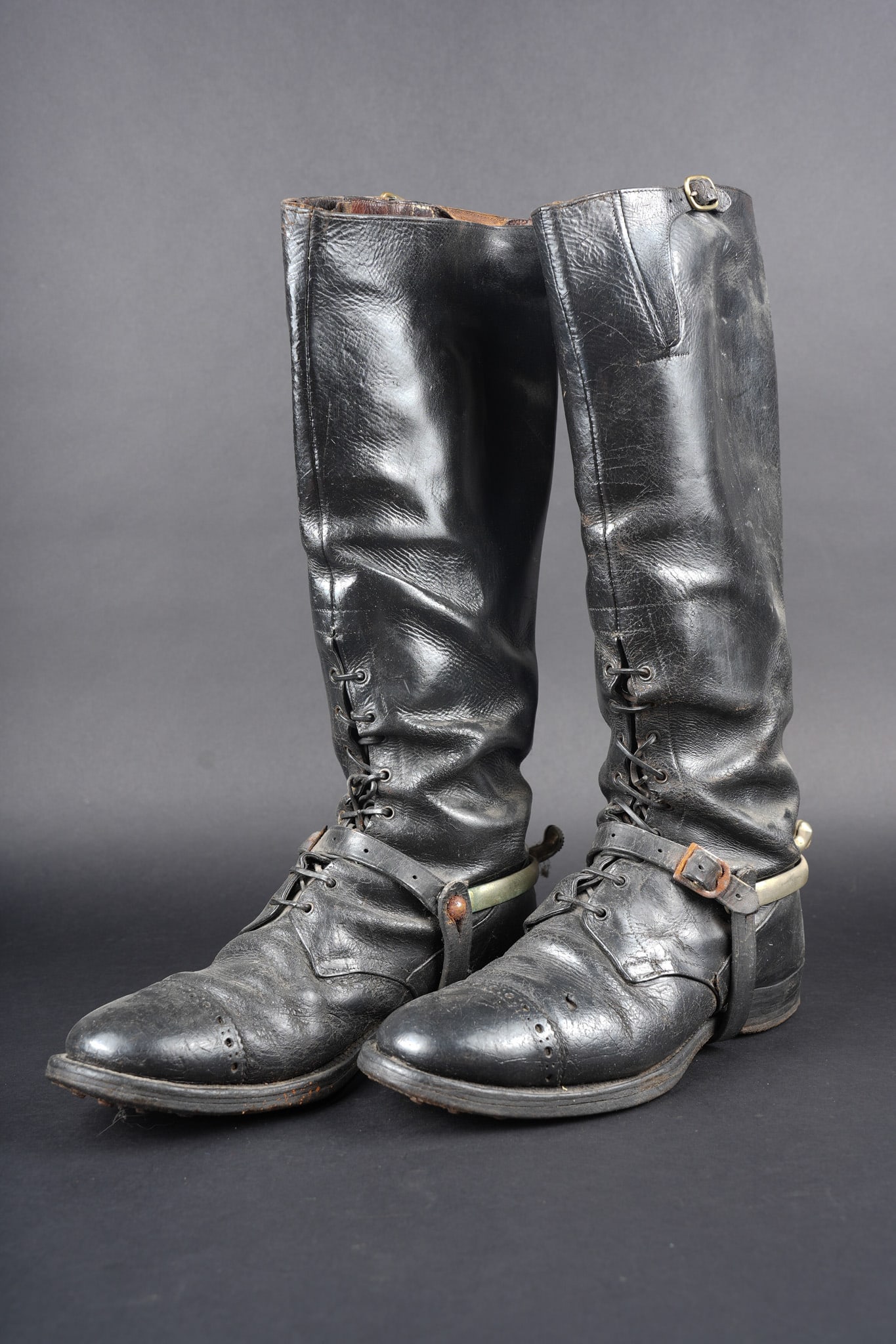 Paire de bottes de cavalerie a lacets. Pair of lace-up cavalry boots (1 of 15)
