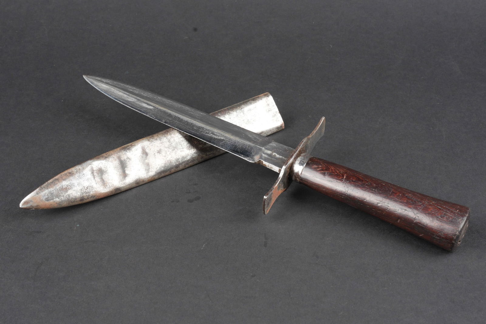 Poignard francais Le Vengeur. French dagger Le Vengeur: Poignard francais Le Vengeur. Lame du fabricant Bourgade avec la tete de chinois, le E de Bourgade n est pas visible ou present. Belle lame. Poignee bois. Un poincon sur le dessus de la garde.