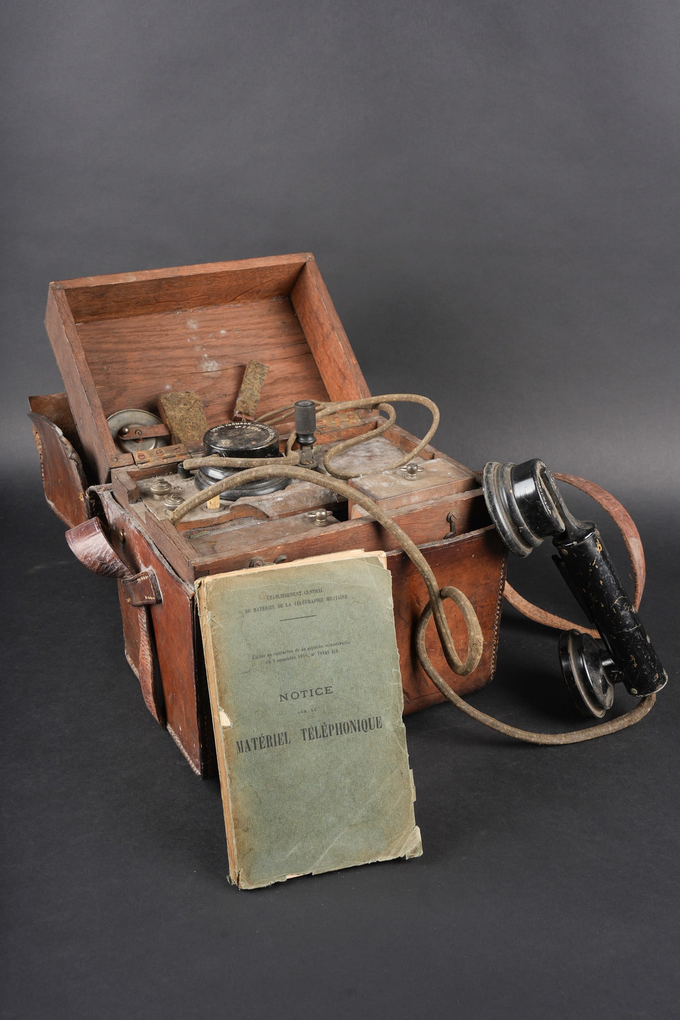 Telephone de campagne Thomson. Thomson field telephone (1 of 20)