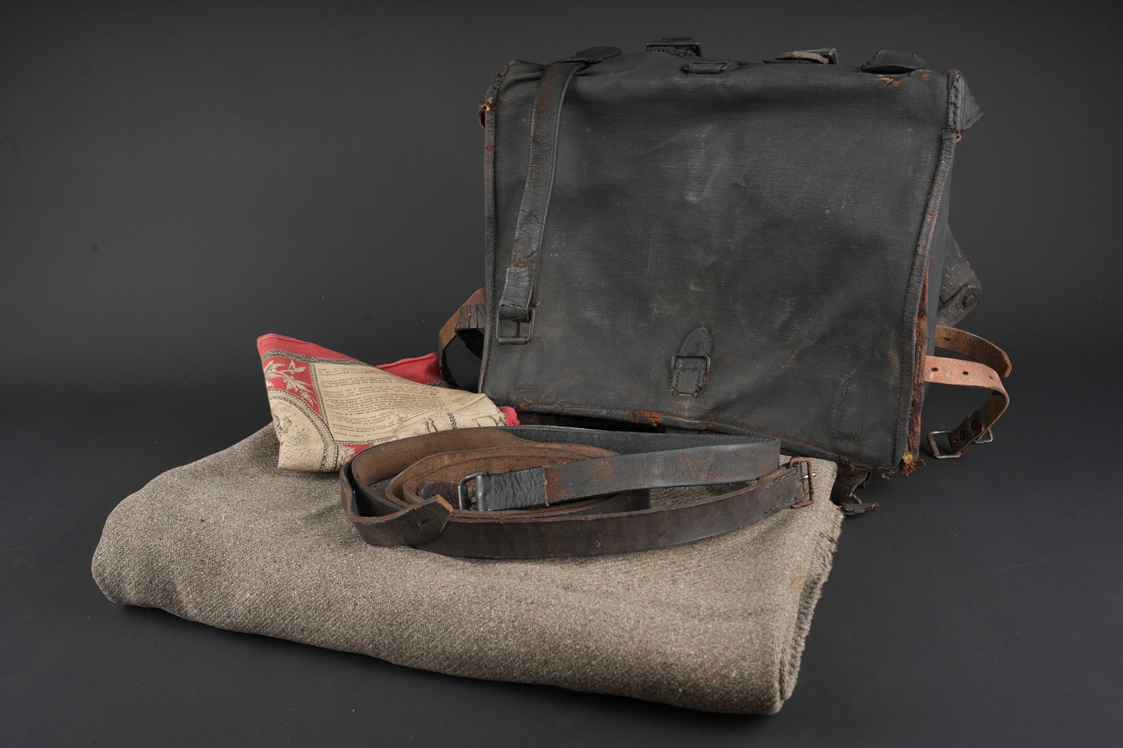 As de carreau noirci 1893. Blackened ace of diamonds, Model 1893: As de carreau noirci 1893. En toile kaki claire noircie, cuir fragilise et cadre posterieur. Bretelles d origine ainsi que trois courroies de paquetage, un passant decousu. Une couverture de campement