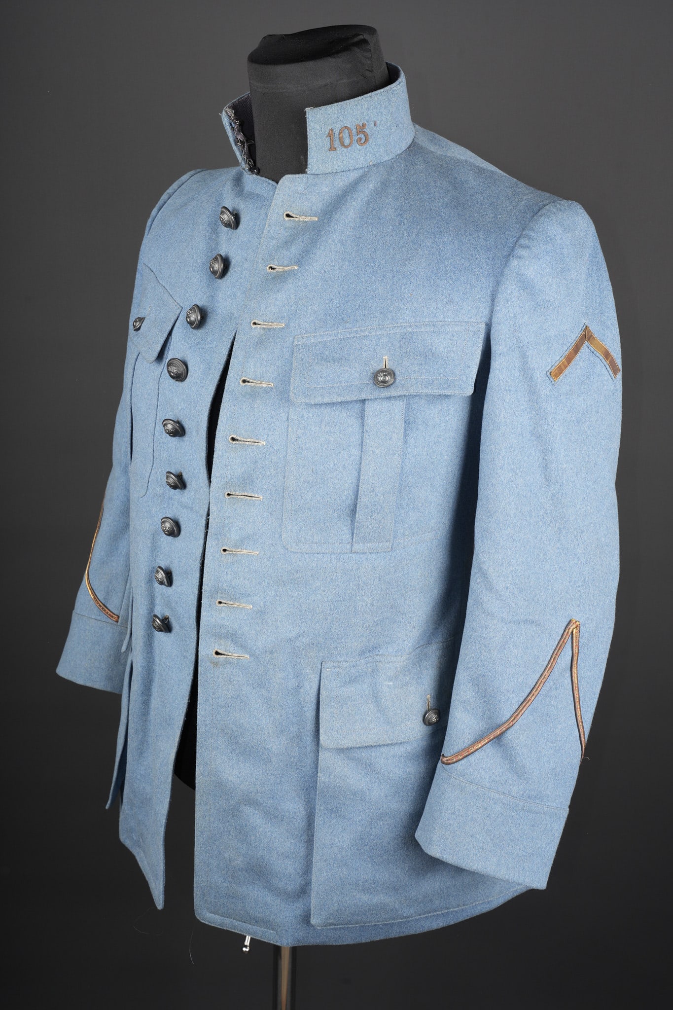 Unifiorme d adjudant du 105eme d infanterie. Adjutant’s uniform 105th Infantry Regiment: Uniforme d adjudant du 105eme d infanterie. Comprenant une veste a quatre poches entierement confectionnee en fin drap bleu horizon, pattes de col bleu horizon possedant le chiffre 105 brode