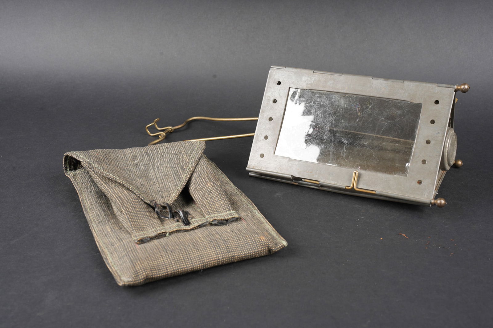 Lanterne Montjardet. Montjardet lantern: Lanterne Montjardet. Lanterne pliante en metal, complete avec ses deux micas d origine, tres bon etat. Dans sa housse ersatz en forte toile, deux passants a l arriere en cuir, deux compartiments pour