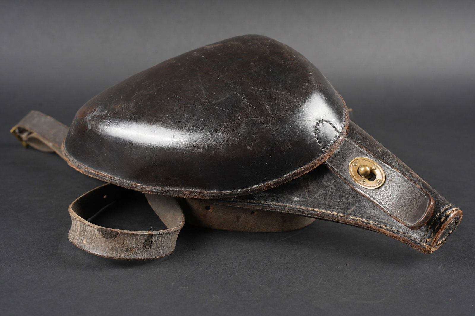 Etui jambon 1892 noir. Black jambon holster, Model 1892: Etui jambon 1892 noir. Etui dit jambon en cuir noir pour modele 1892, pochette a cartouches possedant trois alveoles pour les paquets de cartouches, pas de marquage visible. Passants cousus d origine