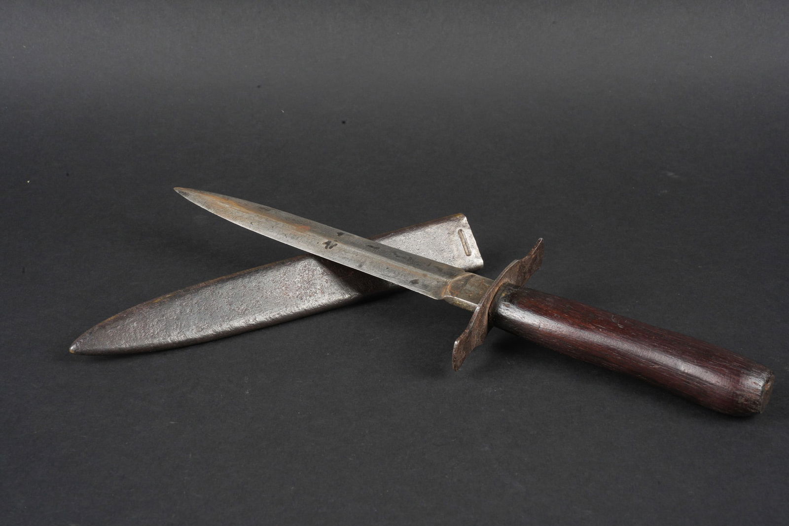Poignard Vengeur Delaire. Vengeur Delaire fighting dagger: Poignard Vengeur Delaire. Poignee en bois, lame a double tranchant fortement affutees portant sur le ricasso le marquage du fabricant Delaire. Garde d origine ne presentant pas de jeu, fourreau en tol