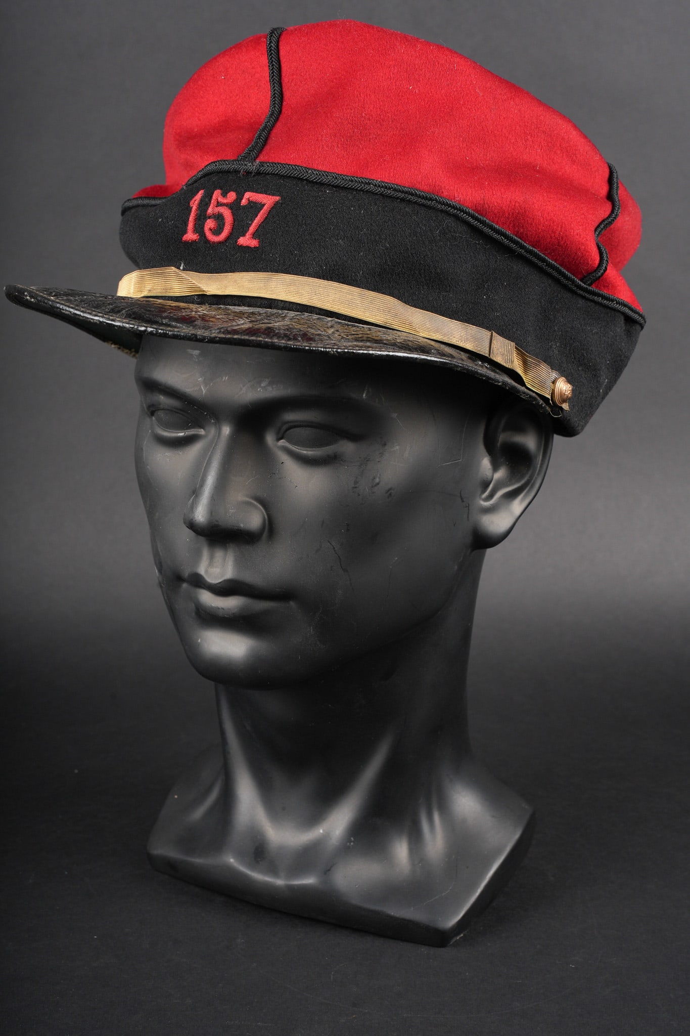 Kepi 157eme d infanterie. Kepi, 157th Infantry Regiment: Kepi 157eme d infanterie. En drap garance avec bandeau en drap noir. Passepoil tresse noir du modele troupe chiffre 157 brode au fil de coton rouge identifiant le 157eme regiment d infanterie de Gap.