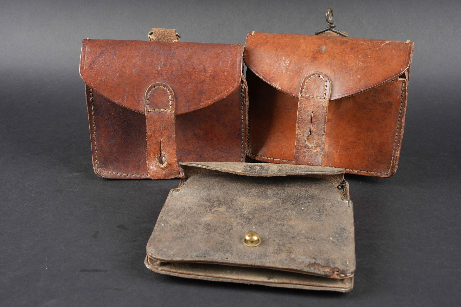 Cartouchieres 1916. Cartridge pouches, Model 1916: Cartouchieres 1916. Comprenant deux cartouchieres modele 1916 en cuir fauve, l une portant des marquages illisibles sous le rabat et l autre un tampon de reception date 1917. Une troisieme