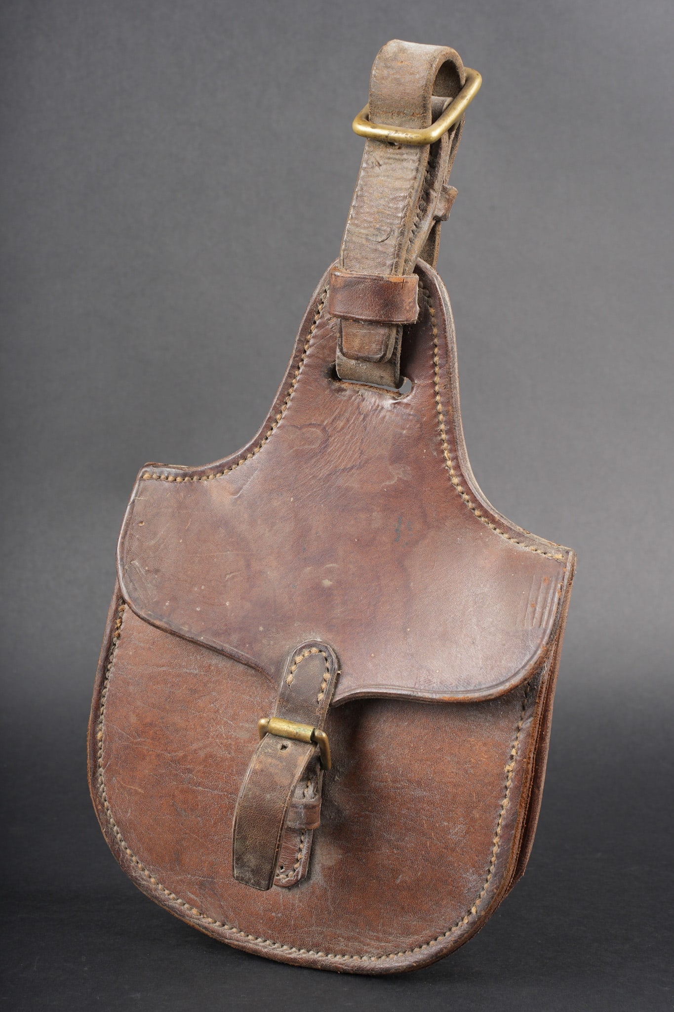 Poche de fers a cheval de cavalerie. Cavalry horseshoe pouch: Poche de fers a cheval de cavalerie. Entierement fabriquee en cuir fauve, boucle a ardillon. Passant en cuir destine a maintenir l effet sur la selle. Largeur de la poche 16,5cm. Cavalry horseshoe