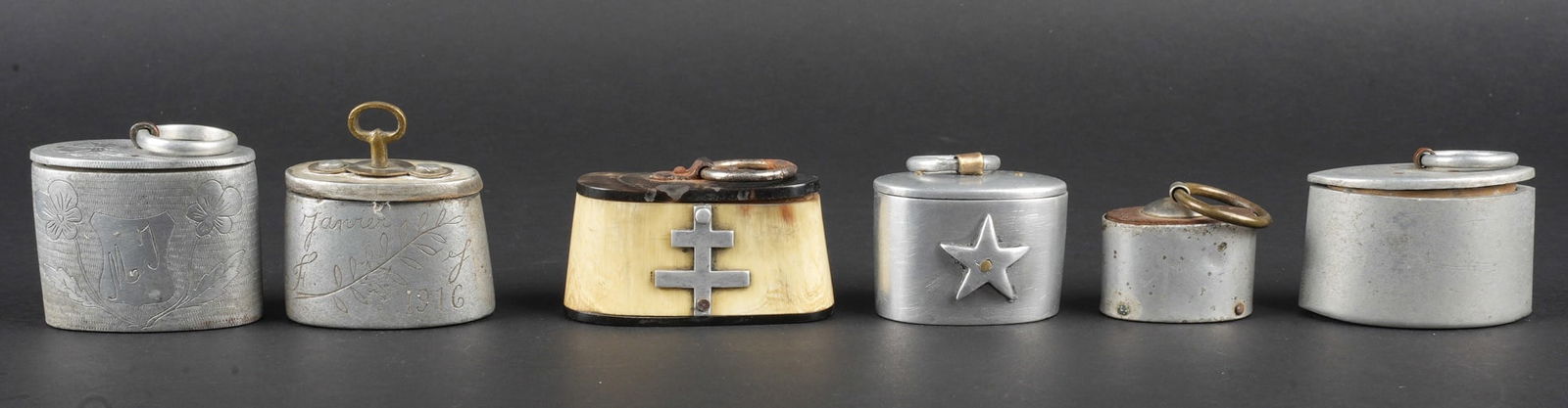 Lot artisanat de tranchees tabatieres. Lot of trench-art tobacco boxes: Lot artisanat de tranchees tabatieres. Comprenant six tabatieres gravees, une 1915, une janvier 1916, une portant une etoile, une souvenir 1914,15,16, une 1915 et une en os portant une croix de