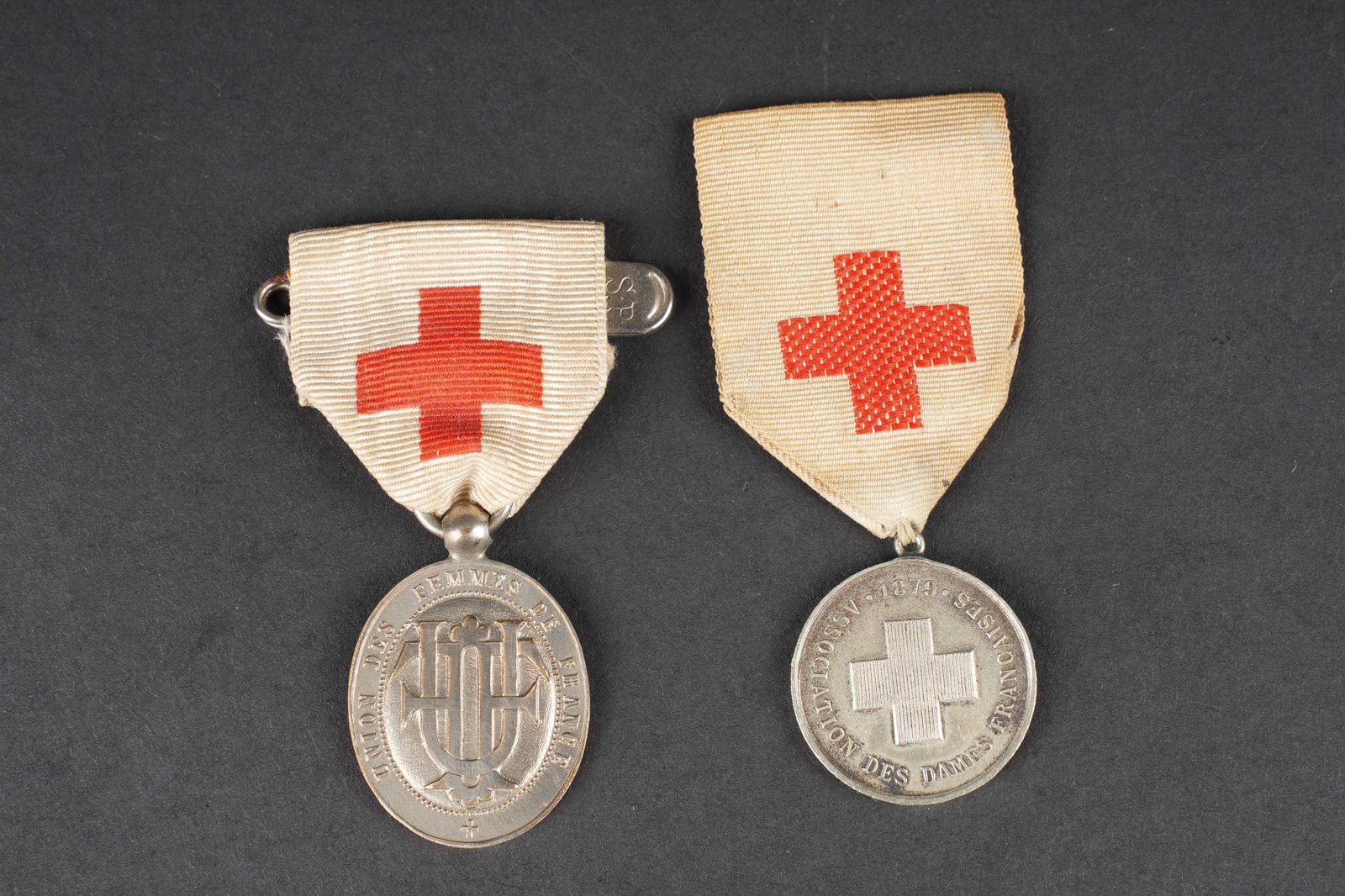 Ensemble medailles Croix Rouge. Red Cross medal group: Ensemble medailles Croix Rouge. Ensemble comprenant une medaille ovale, Union des Femmes de France, monogramme au centre, avec son ruban d origine blanc a croix rouge. Une seconde medaille de l