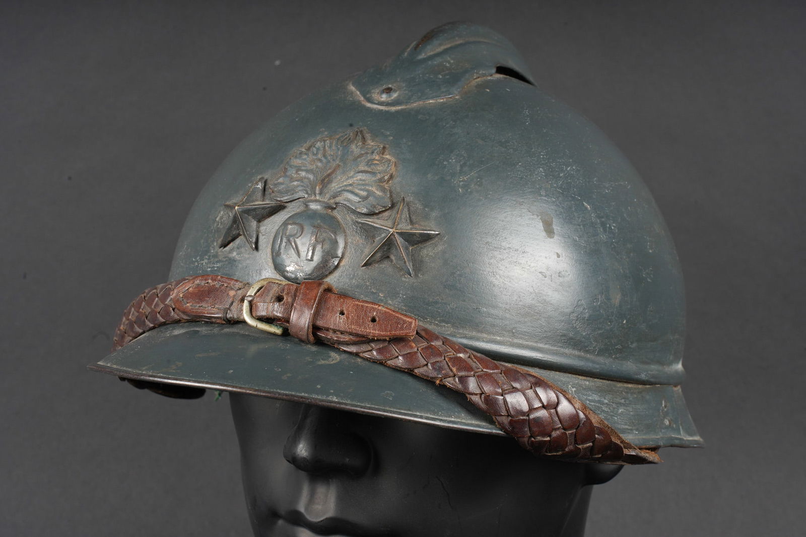 Casque Adrian general de brigade. Adrian helmet, brigadier general: Casque Adrian general de brigade. Coque de casque Adrian modele 1915, attribut frontal de l infanterie entoure de deux etoiles argentees recouvertes par la meme peinture que le reste du casque et