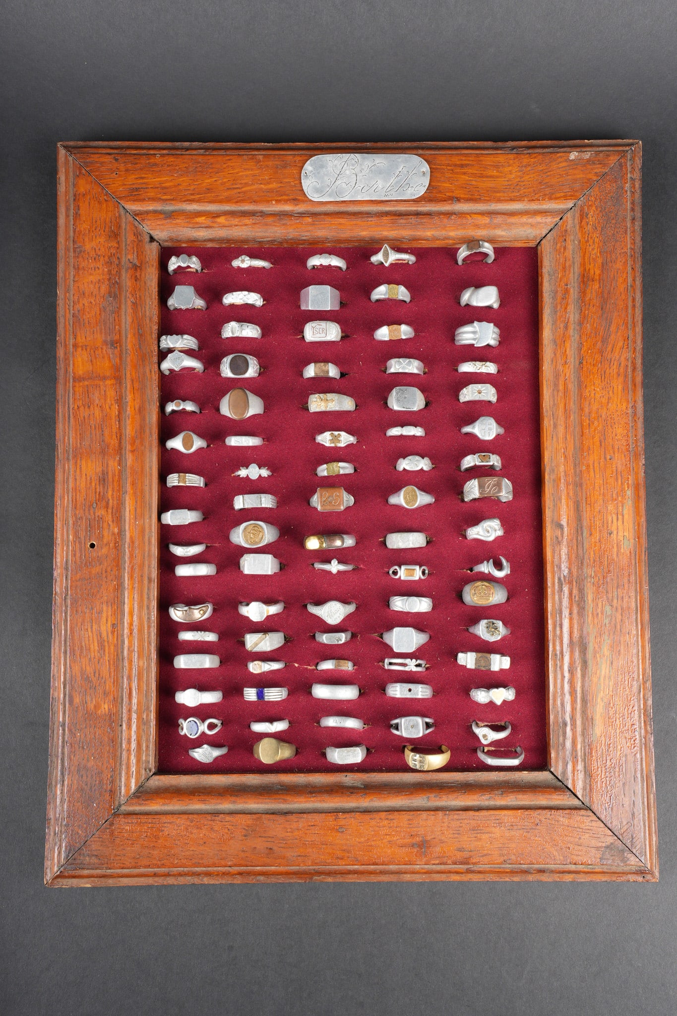 Lot de bagues artisanat de tranchees. Lot of trench-art rings: Lot de bagues artisanat de tranchees. Fort lot de 80 bagues dont la plupart sont en aluminium. Certaines possedent de tres belles gravures avec des motifs tels que le trefle, le cœur, la croix de