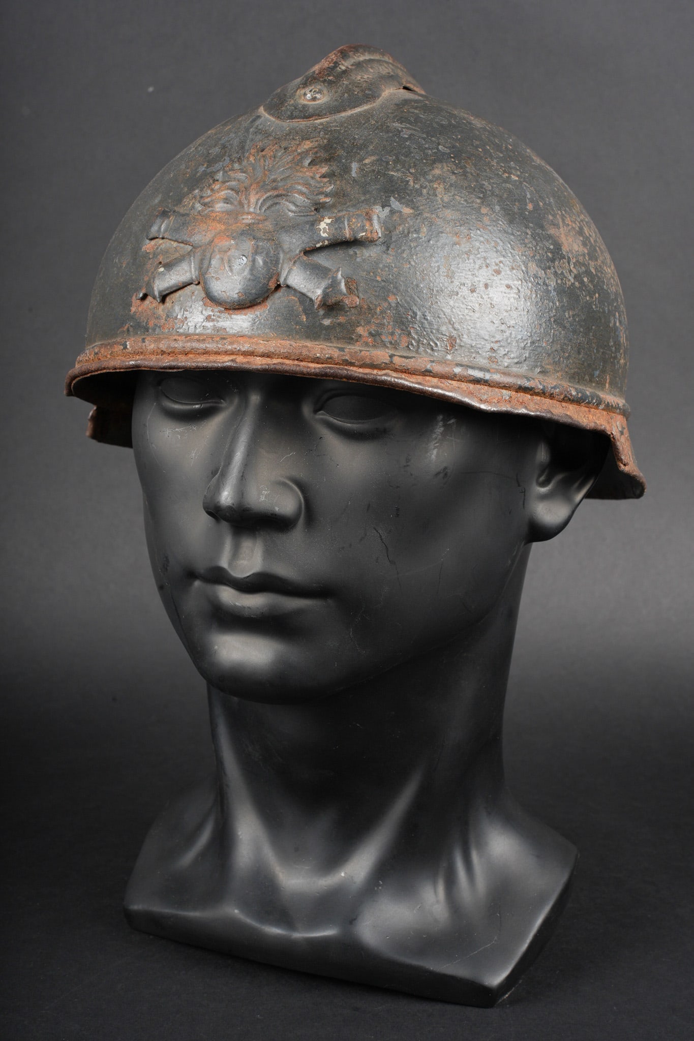 Casque Adrian Artillerie Speciale. Adrian helmet, Special Artillery (tanks): Casque Adrian Artillerie Speciale. Coque de casque Adrian modele 1915 presentant la decoupe specifiques aux premiers casques ayant equipes l artillerie speciale. Attribut frontal modele 1915 de l arti