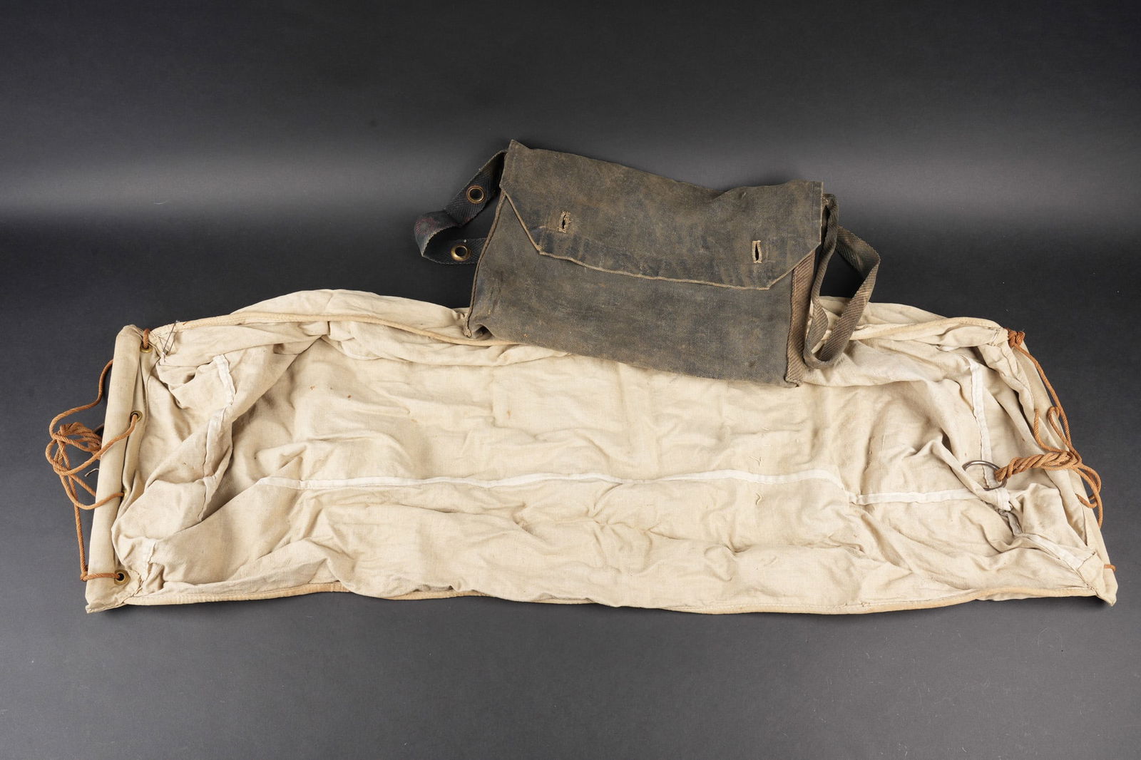 Etagere de bord. On-board shelf: Etagere de bord. Confectionnee dans une toile ecrue, a chaque extremite est present une tige de bois entouree par des cordelettes destinees a fixer l effet dans les chambrees afin que le marin y